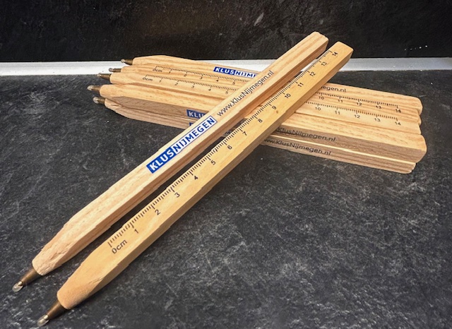 Leuke promotie pennen van KlusNijmegen. Ze zijn van hout en is ook een liniaal tot 14 cm. Dit is een pakket van 10 stuks